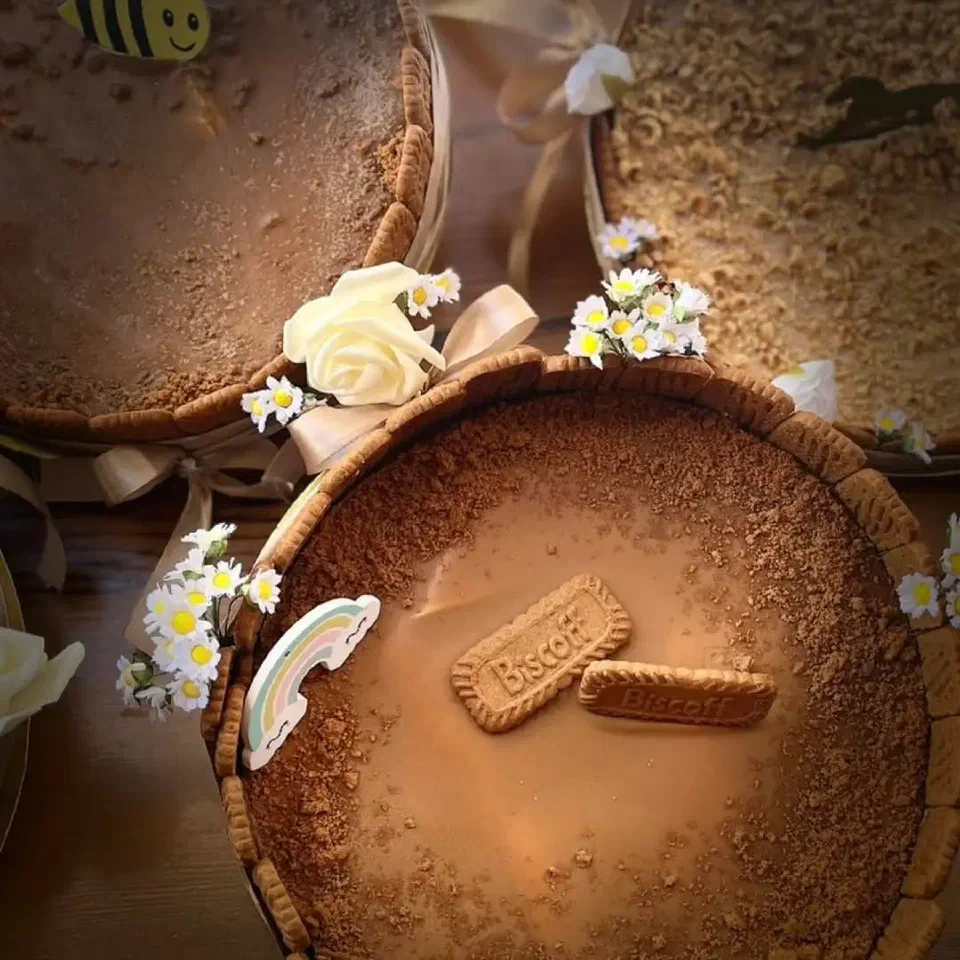 Vegan cake with caramelised biscuits, decorated with flowers