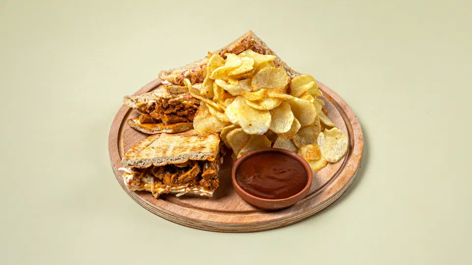 Σκεπαστή με γύρο σόγιας, πατάτες και σάλτσα BBQ
